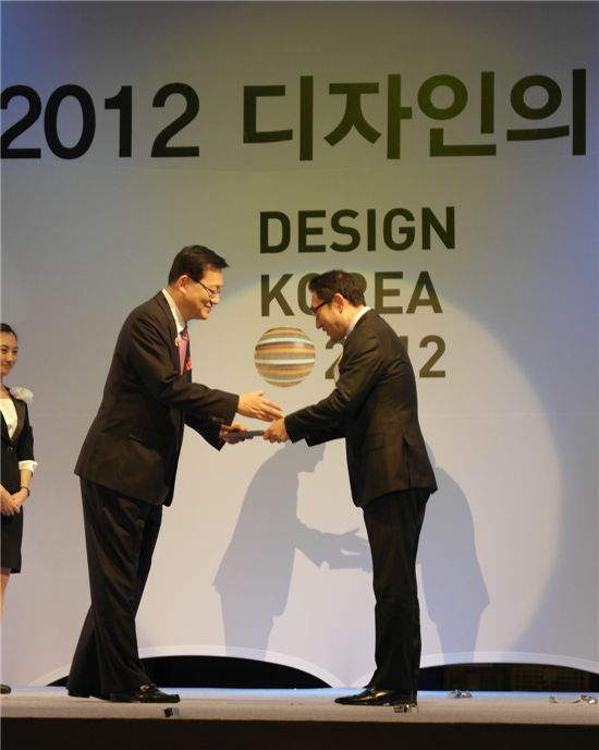 박일환 아이리버 대표(오른쪽)가 홍석우 지식경제부 장관으로부터 디자인대상을 수상하고 있다. 