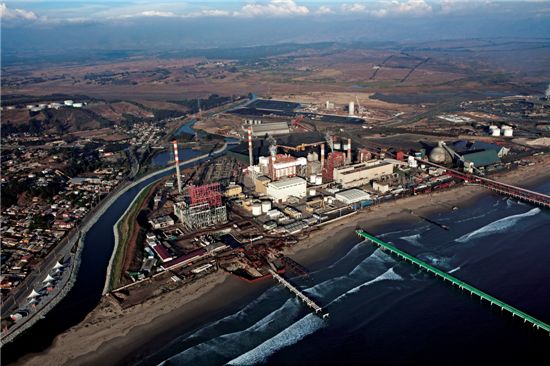 2006년 포스코건설이 수주한 3억7000만달러 규모의 칠레 벤타나스 석탄화력발전소(240MW급) 전경. 이 사업은 국내 건설사 최초의 중남미 에너지플랜트시장 진출이자 최초의 해외 석탄화력발전소 턴키 프로젝트라는 점에서 관련 업계로부터 호평을 받았다.