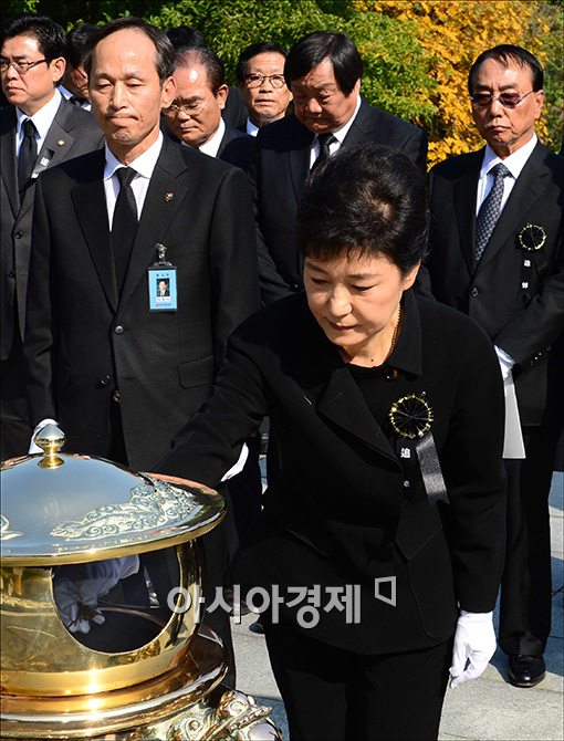 [포토]헌화하는 박근혜 후보