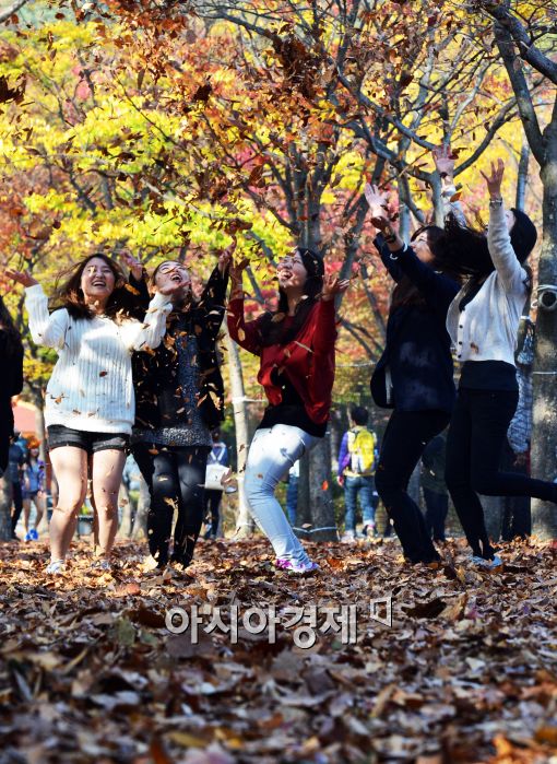 [포토]낙엽던지며 폴짝~