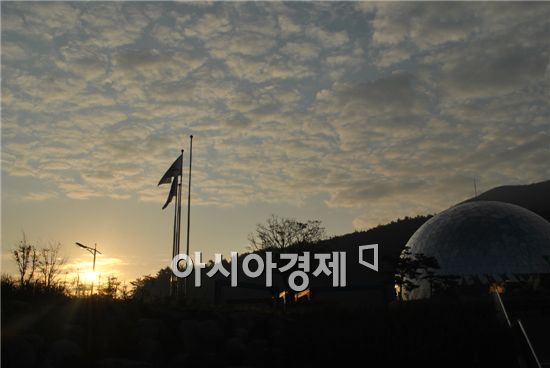 ▲26일 아침 봉래산 뒤로 해가 떠오르고 있다.