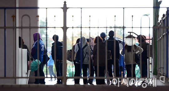 [포토] 한국시리즈 3차전 우천연기, 발길 돌리는 야구팬들