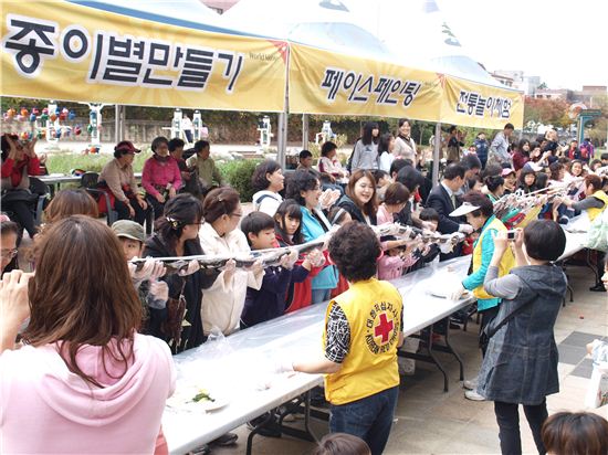 지난해 열린 축제에서 대형 김밥만들기 이벤트를 하고 있는 모습