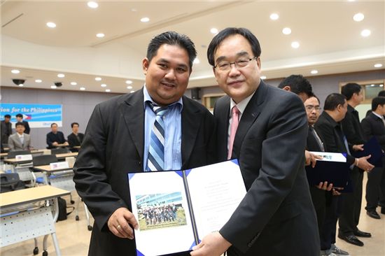 정창영(오른쪽) 코레일 사장이 필리핀 연수생 Mr. Jommel Castro Marayag씨와 포즈를 잡고 있다.