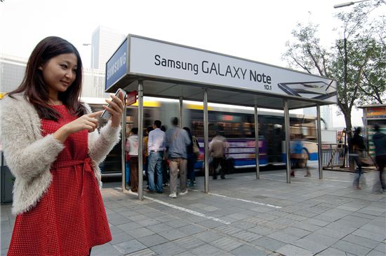 삼성전자, 중국 창안졔 버스정류장에 광고판 설치 