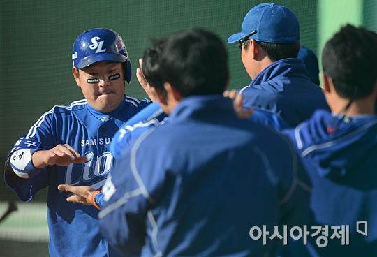 [포토] 홈 밟은 진갑용 '나 왔어~'