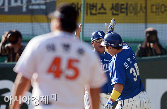 [포토] 최형우 홈런포에 무너지는 SK 와이번스