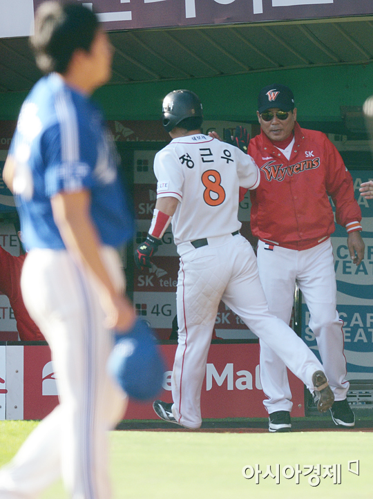 [포토] 정근우 '폭투 틈타 홈인!'