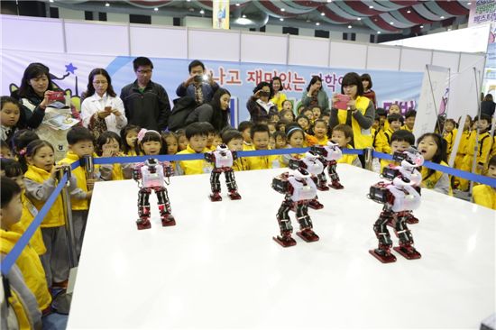 대전 사이언스페스티벌에서 로봇들이 가수 싸이의 노래 '강남스타일'에 맞춰 춤을 추고 있다.