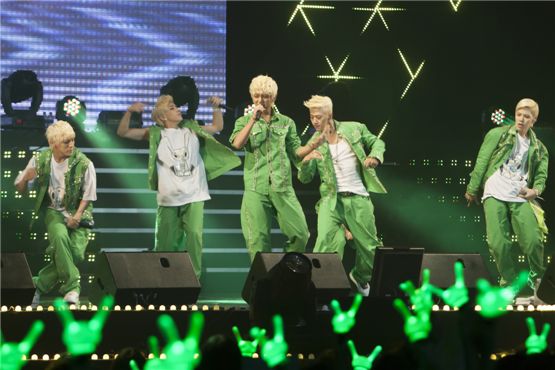 Him Chan (left), Jong-up (second to left), Dae-hyun (center), and Bang Yong-guk (second to right) and Zelo (right) perform at Seoul's Korea University Hwajeong Gymnasium in Korea on October 28, 2012. [Brandon Chae/10Asia] 