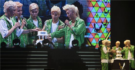 Him Chan (left), Young-jae (second to left), Zelo (center), Dae-hyun (center), Jong-up (second to right) and Bang Yong-guk (right) cut cake to celebrate their first fan club inauguration day at Seoul's Korea University Hwajeong Gymnasium in Korea on October 28, 2012. [Brandon Chae/10Asia] 