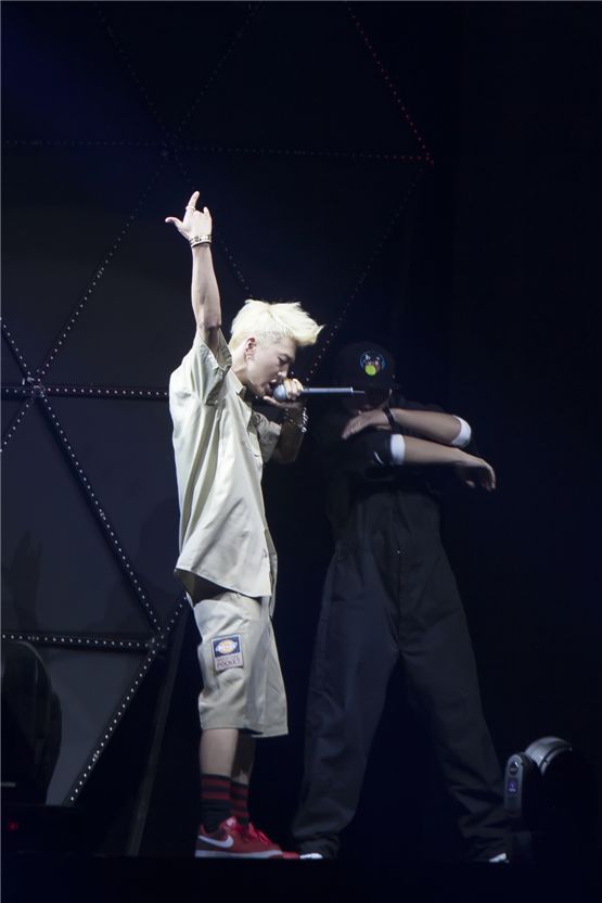 Bang Yong-guk perform "Never Give Up" during the group's first fan club inauguration day titled "1st BABY DAY," at Seoul's Korea University Hwajeong Gymnasium in Korea on October 28, 2012. [Brandon Chae/10Asia]