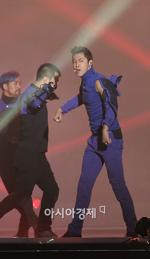 [포토]유노윤호, 눈에 띄는 '팔근육'