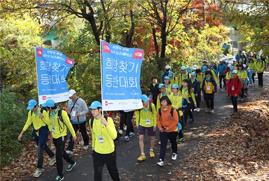 28일 서울 도봉산에서 노스페이스가 주최하는 '2012 박영석 추모 노스페이스 희망찾기 등반대회'가 성황리에 개최됐다. 