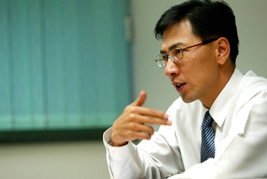 서해안유류피해사고 5주년을 앞두고 안 지사가 정부와 삼성에 적극적인 해결의지를 요구했다.