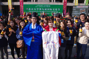 ▲샘표는 베이징대에서 열린 국제 문화제에 참석해 한국 전통음식문화에 대해 홍보했다.