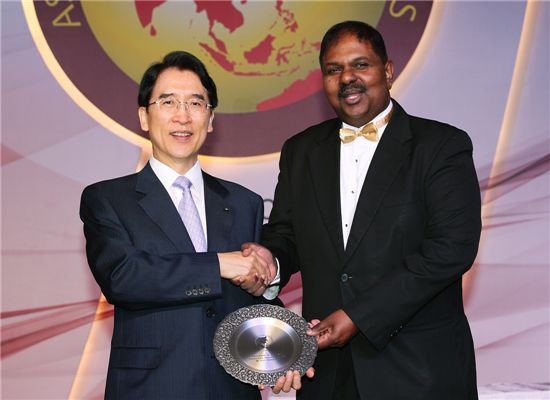 신창재 교보생명 회장(왼쪽)이 28일(현지시간) 말레이시아 쿠알라룸푸르에서 열린 '2012 아시아보험산업대상' 시상식에서 '올해의 아시아최고 보험경영자상'을 수상한 직후 기념촬영을 하고 있다. 