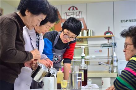 탐앤탐스, 탈북민 위한 '커피 바리스타' 교육 진행