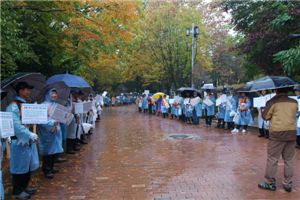 비가오는 궃은 날씨에도 서울우유 임직원들이 지역사회 명산 자연보호캠페인을 전개하고 있다.