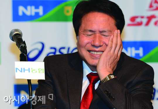 [포토] 신춘삼 감독 '우리 팀이 꼴찌 후보 1순위라니'