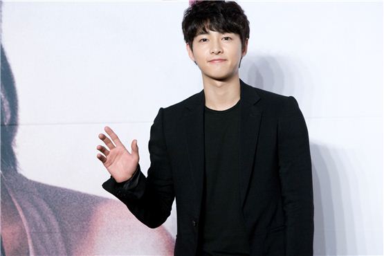 Korean actor Song Joong-ki waves his hand at a press conference for KBS “The Innocent Man” held in Seoul, South Korea on September 5, 2012. [Lee Jin-hyuk/10Asia]