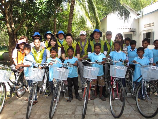 코스콤 임직원 해외봉사단이 25~29일 캄보디아 캄퐁츠낭주 오산단트마이 마을을 방문해 봉사활동을 실시했다.
