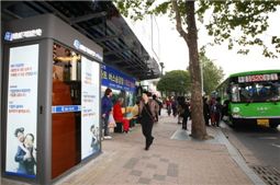 인천 남구 관교동 신세계백화점 앞에 설치된 ‘스마트 버스승강장’ 1호점의 모습.