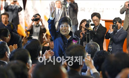 [포토]지지자들에게 손 흔드는 박근혜 후보