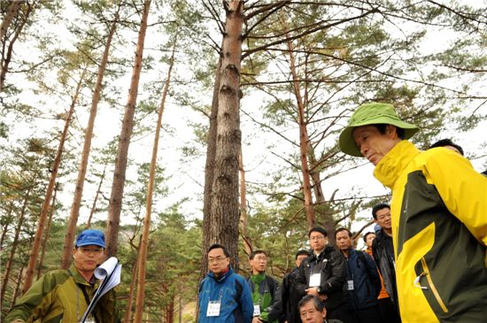 등산복 차림으로 산림현장 찾는 이돈구 산림청장 