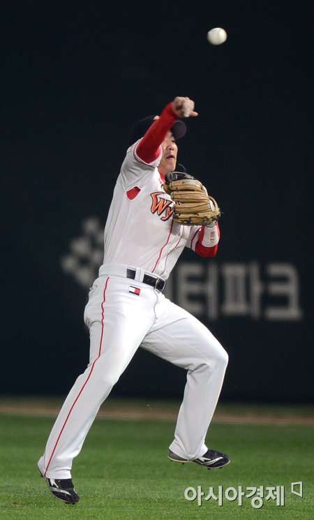 [포토] 정근우 '어려운 송구도 정확하게!'