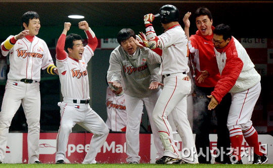 [포토] SK 와이번스 '홈런 두방으로 앞서나간다'