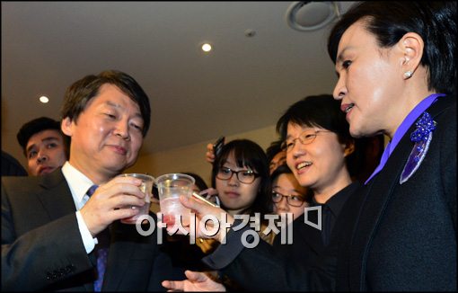 [포토]안철수-강금실, 대선을 위해 건배