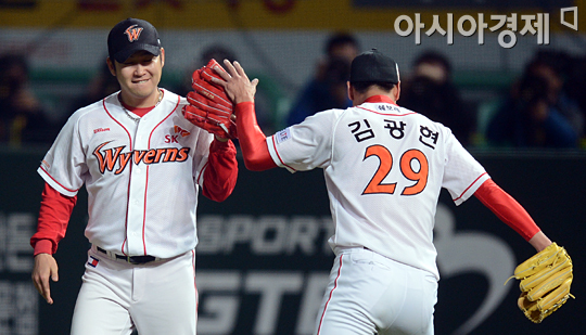 [포토] 송은범 '(김)광현아, 뒤는 내게 맡겨'