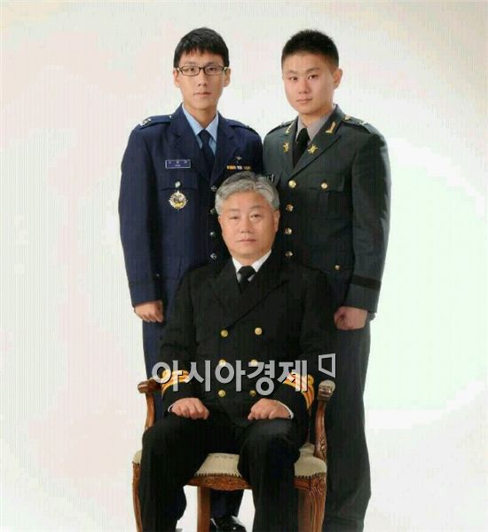"우리집 3부자는 각군 장교출신"