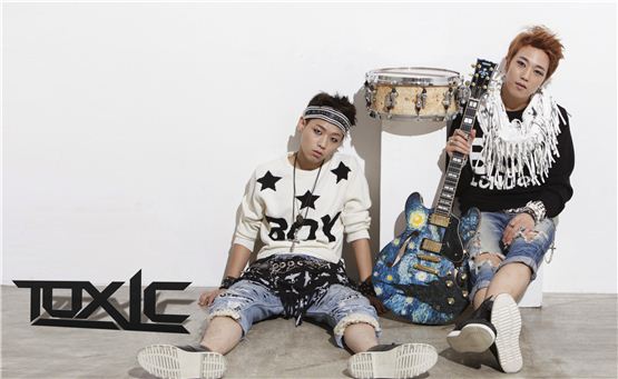 Korean indie rock band TOXIC members Kim Seulong (left) and Kim Jungwoo (right) pose together in the cover image of their first mini-album "First Bridge," released on October 12, 2012. [TnC Entertainment]