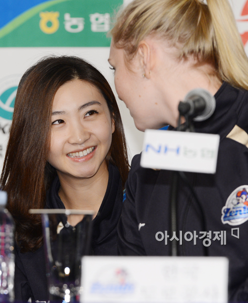 [포토] 미모의 통역과 대화 나누는 도로공사 니콜 포셋