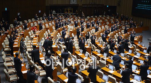 [포토]여야 의원들에게 박수받는 반기문 총장