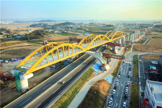 호남고속鐵, 고속도로 가로지른 강-아치교 설치 성공