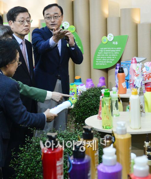 [포토]친환경 생산품 살펴보는 김황식 국무총리