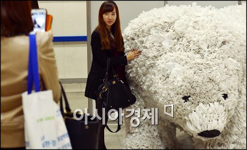 [포토]종이로 만든 대형 곰인형, 시민들 기념사진