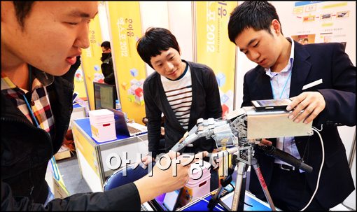 [포토]한이음 엑스포 2012, 로봇팔 신기하네~