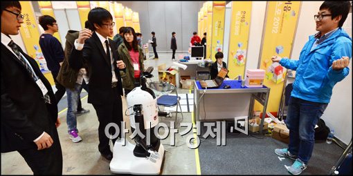 [포토]한이음 엑스포 2012, 인간 행동 인식 로봇