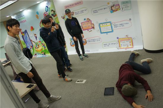 지난 27일 서울 강남구에 위치한 KISA 아카데미에서 열린 '창의적 체험활동' 수업에서 경성고등학교 학생들이 올바른 SNS 사용을 위한 UCC제작 활동을 하고 있다. 