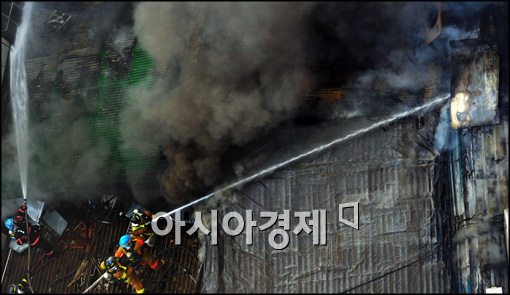 [포토]관수동 화재, 소방대원들 화재 진압 중