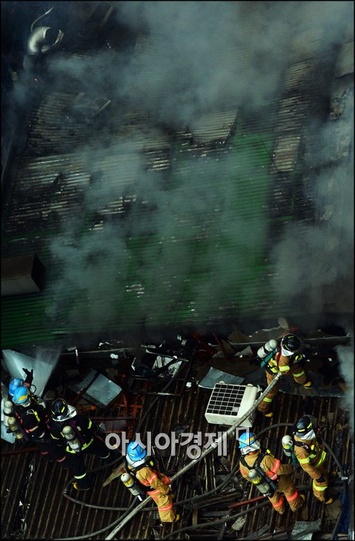 [포토]관수동 화재, 소방대원 진압 중