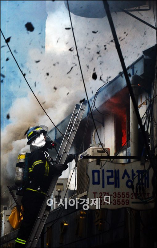 [포토]관수동 대형화재, 위험해 보이는 화재 진압