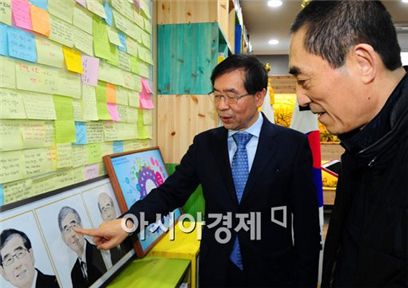 ▲ 박원순 시장이 장예모 감독에 자신의 모습이 담긴 사진을 설명하고 있다.