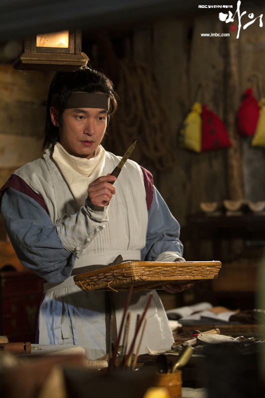 Actor Cho Seung-woo looks at a knife in a still-shot from MBC's drama "The King's Doctor," aired on October 29, 2012. [MBC]