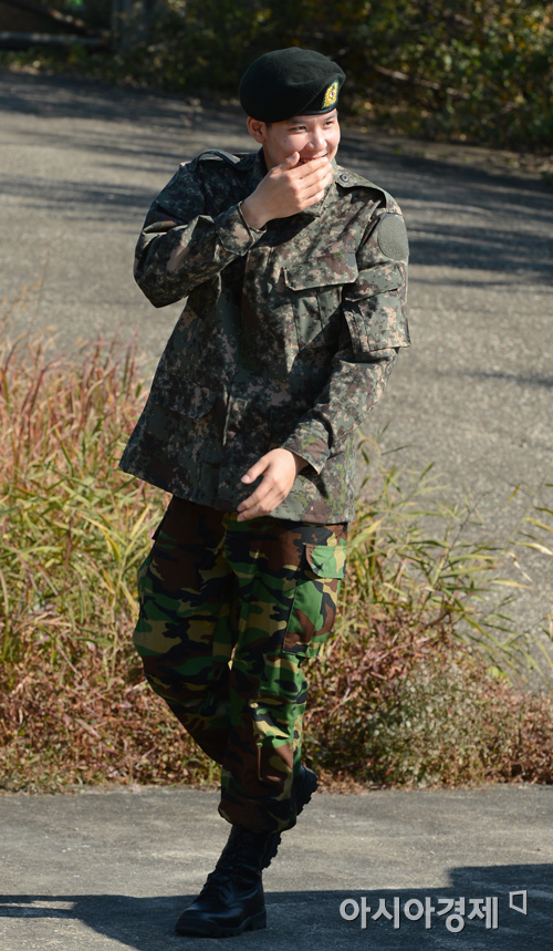 [포토] 박태환 '군복 차림 어색하죠?'