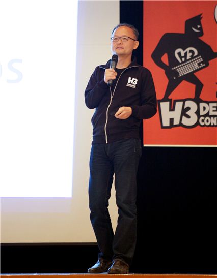 31일 박태웅 KTH 부사장이 신대방동 전문건설회관에서 열린 개발자 컨퍼런스 'H3 2012'에서 신규 사업 '바스아이오(baas.io)를 발표하고 있다. 